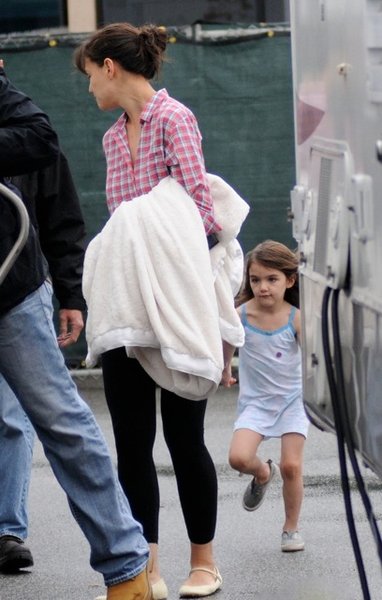 Suri Cruise doesn't go anywhere without her gorgeous Little Giraffe Luxe blanket!